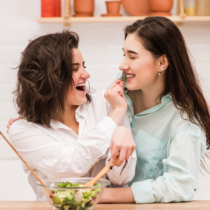 Προωθεί μια υγιή μικροβιακή – Δύο θηλυκά πετούν μια σαλάτα στην κουζίνα